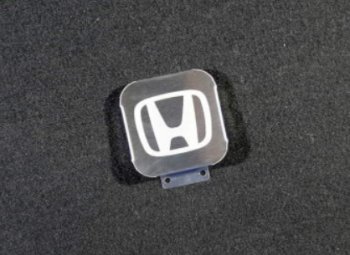 1 249 р. Заглушка на фаркоп с логотипом Honda (на фаркопы TCC, нержавеющая сталь) TCC  Honda CR-V  RW,RT (2016-2024). Увеличить фотографию 1