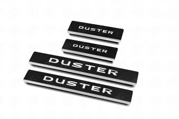 1 679 р. Накладки порожков салона Russtal  Renault Duster  HM (2020-2024) (нержавейка с карбоновым покрытием и надписью). Увеличить фотографию 1