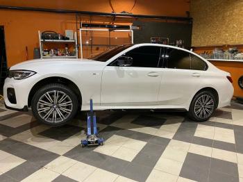Пластиковые накладки M порогов BMW 3 серия G20 седан (2018-2022)  (цвет: черный глянец)