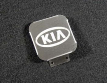 Заглушка на фаркоп с логотипом Kia (на фаркопы TCC, нержавеющая сталь) TCC KIA Carnival KA4 минивэн дорестайлинг (2020-2023)