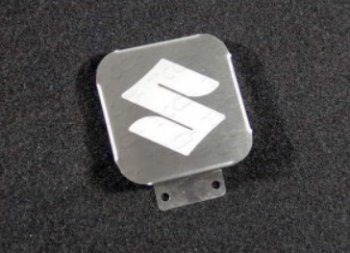 Заглушка на фаркоп с логотипом Suzuki (на фаркопы TCC, нержавеющая сталь) TCC Suzuki Jimny JB23/JB43 2-ой рестайлинг (2012-2018)