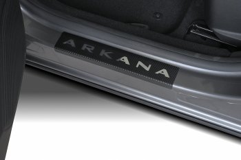 1 679 р. Пороги накладки Russtal  Renault Arkana (2019-2024) (Нержавейка с покрытием карбон и надписью). Увеличить фотографию 1